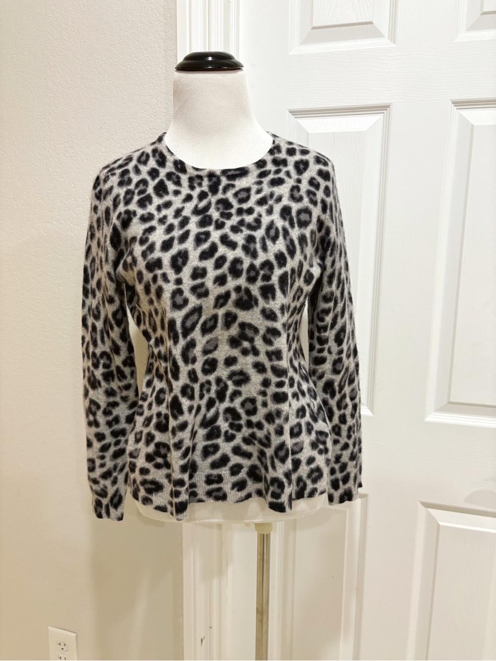 Women’s Cashmere Gray Leopard Print Crewneck Sweater Small